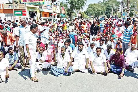 வெம்பாக்கம் அடுத்த மாங்கால் கூட்டுச்சாலையில் மறியலில் ஈடுபட்ட அதிமுகவினர்.