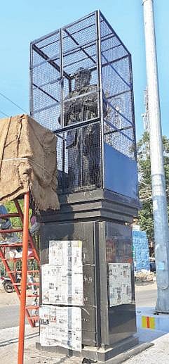 பாளையங்கோட்டை பேருந்து  நிலையம் அருகேயுள்ள பெரியார் சிலைக்கு கூண்டு அமைக்கப் பட்டுள்ளது. படம்: மு.லெட்சுமி அருண்