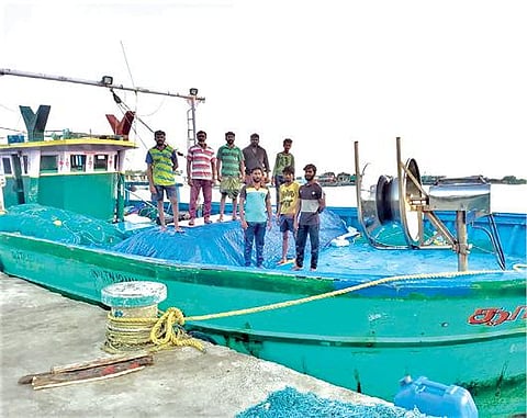 மாலத்தீவில் சிறைபிடித்து விடுவிக்கப்பட்ட மீனவர்கள் தங்களது படகு மூலம் தூத்துக்குடி தருவைகுளம் கடற்கரைக்கு நேற்று திரும்பினர்.