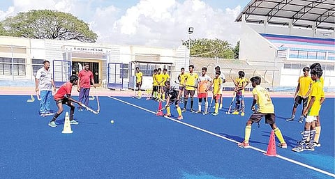 ராமநாதபுரம் ஹாக்கி மைதானத்தில் பயிற்சி பெறும் தமிழக சப்-ஜூனியர் ஹாக்கி அணியினர்.