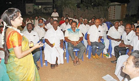 ஆத்தூர் தொகுதி ஆரியநல்லூரில் கட்சி நிர்வாகிகளிடம் ஆலோசனை நடத்திய பா.ம.க., வேட்பாளர் திலகபாமா.