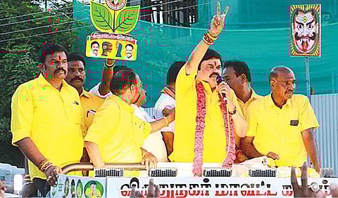 ராஜபாளையத்தில் தேர்தல் பிரச்சாரத்தைத் தொடங்கிய அதிமுக வேட்பாளர்  கே.டி.ராஜேந்திர பாலாஜி.