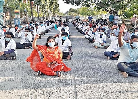 சிதம்பரம் ராஜா முத்தையா மருத்துவக்கல்லூரி மாணவர்கள் புல முதல்வர் அலுவலகம் அருகே தரையில் அமர்ந்து ஆர்ப்பாட்டத்தில் ஈடுபட்டனர்.