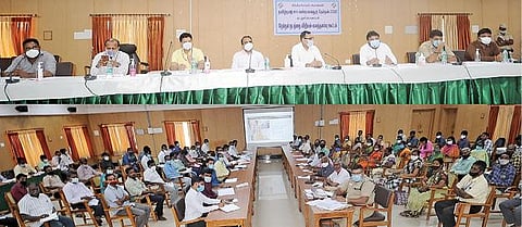 கடலூரில் மாவட்ட தேர்தல் அலுவலர் சந்திரசேகர் சாகமூரி தலைமையில்  சட்ட மன்ற தேர்தல் செலவினம் தொடர்பான ஆய்வுக்கூட்டம் நடைபெற்றது.