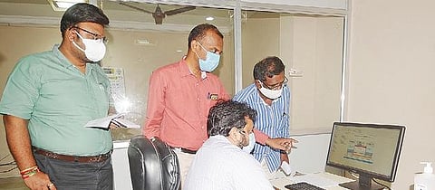 கடலூர் மாவட்ட ஆட்சியர் அலுவலகத்தில் வாக்குச்சாவடி மையங்களில் பணிபுரியும் அலுவலர் களுக்கு கணினி மூலம் பணி ஒதுக்கீட்டை மாவட்ட தேர்தல் அலுவலர் சந்திரசேகர் சாகமூரி நேற்று முன்தினம் தொடங்கி வைத்தார்.