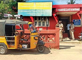 கடலூர் தேவனாம்பட்டினம் காவல்நிலையத்தில் பறிமுதல் செய்யப்பட்ட ஆட்டோ நிறுத்தப்பட்டுள்ளது.