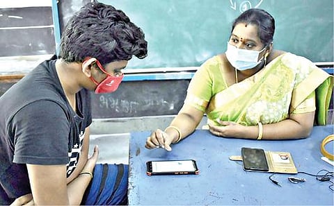 ஈரோடு காமராஜர் வீதியில் உள்ள மாநகராட்சி பள்ளியில் நடைபெற்ற சிறப்பு முகாமில் புதிய வாக்காளர் அட்டை பதிவிறக்கம் செய்வது குறித்து விளக்கம் அளிக்கப்பட்டது.