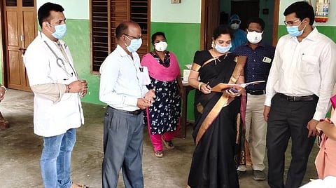 தஞ்சாவூர் அருகே அம்மாபேட்டையில் உள்ள  பள்ளியில் கரோனா தொற்று இருந்ததாக கண்டறியப்பட்ட பள்ளியில் தஞ்சாவூர் மாவட்ட ஆட்சியர் கோவிந்தராவ் இன்று பள்ளிக்கு சென்று ஆசிரியர்களிடம் நிலவரம் குறித்து கேட்டறிந்தார்.