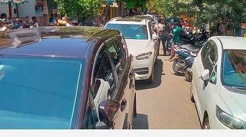 காங்கிரஸ் அலுவலக தெருவில் வரிசைக்கட்டி 4 மணி நேரம் நின்ற கார்களால் மக்கள் தவிப்பு