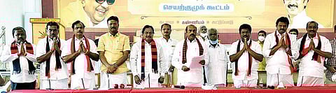 திருவண்ணாமலையில் நேற்று நடைபெற்ற மதசார்பற்ற முற்போக்கு கூட்டணி ஆலோசனைக் கூட்டத்தில் அறிமுகம் செய்து வைக்கப்பட்ட திமுக வேட்பாளர்கள்.