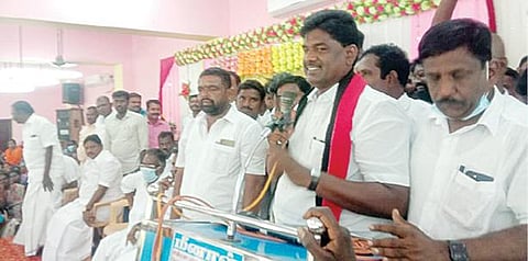 காளையார்கோவிலில் நடந்த அதிமுக கூட்டணி கட்சியினர் செயல்வீரர்கள் கூட்டத்தில் பேசினார்  வேட்பாளர் செந்தில்நாதன்.