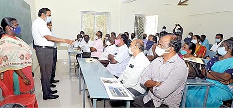 திருவள்ளூர் மாவட்ட தேர்தல் அலுவலரின் கீழ் உள்ள 10 சட்டப்பேரவை தொகுதிகளில் 8 தொகுதிகளின் வாக்குச் சாவடி அலுவலர்களுக்கு வாக்குப்பதிவை எவ்வாறு நடத்துவது என்பது தொடர்பாக  நேற்று முதல்கட்டப் பயிற்சி நடைபெற்றது. இதில், திருத்தணி  தனியார் மகளிர்  கலை மற்றும் அறிவியல் கல்லூரியில் நடந்த பயிற்சியை மாவட்ட தேர்தல் அலுவலர் பொன்னையா பார்வையிட்டு, ஆய்வு செய்தார்.