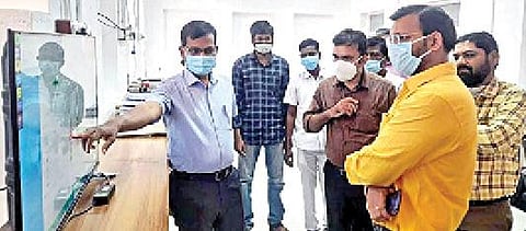 செங்கல்பட்டில் பறக்கும் படை, நிலையான கண்காணிப்புக் குழுக்களின் செயல்பாடுகளை தேர்தல் செலவின பார்வையாளர்கள் ஆய்வு செய்தனர்.