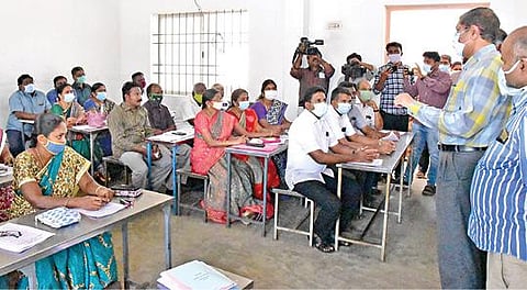 பரமத்தி வேலூரில் நடைபெற்ற வாக்குச்சாவடி அலுவலர்களுக்கான பயிற்சியை மாவட்ட தேர்தல் அலுவலர் ஆட்சியர் கா.மெகராஜ் ஆய்வு செய்தார்.