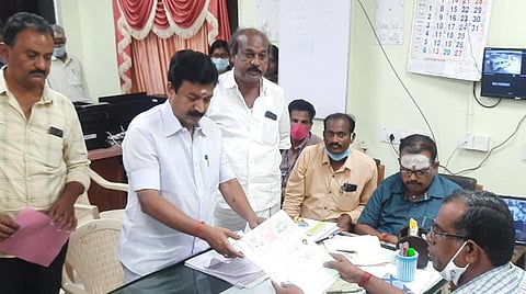 அமைச்சர் சி.வி.சண்முகம் வேட்புமனுத் தாக்கல் செய்தார்.