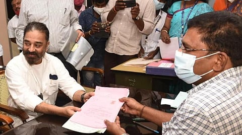 வேட்புமனுத் தாக்கல் செய்தார் கமல்.