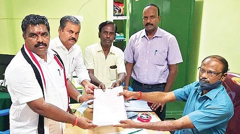 சட்டப்பேரவைத் தேர்தலையொட்டி ஆற்காடு தொகுதி தேர்தல் நடத்தும் அலுவலர் மணிமேகலையிடம் மனுத்தாக்கல் செய்த பாமக வேட்பாளர் கே.எல்.இளவழகன். அடுத்த படங்கள்:  ராணிப்பேட்டை தொகுதி தேர்தல் நடத்தும் அலுவலர் இளம்பகவத்திடம் மனுத்தாக்கல் செய்த அதிமுக வேட்பாளர் எஸ்.எம்.சுகுமார். சோளிங்கர் தொகுதி  தேர்தல் நடத்தும் அலுவலர் பார்த்தசாரதியிடம் மனுத்தாக்கல் செய்த அமமுக வேட்பாளர் என்.ஜி.பார்த்திபன். சோளிங்கர் தொகுதி தேர்தல் நடத்தும் அலுவலர் பார்த்தசாரதியிடம் மனுத்தாக்கல் செய்த பாமக வேட்பாளர் கிருஷ்ணன். கடைசிப்படம்: அரக்கோணம் தொகுதி தேர்தல் நடத்தும் அலுவலர் சிவதாஸிடம் வேட்புமனுத்தாக்கல் செய்த அதிமுக வேட்பாளர் சு.ரவி.