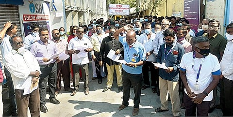 பொதுத்துறை வங்கிகளை தனியார் மயமாக்கும் மத்திய அரசின் அறிவிப்பை கண்டித்து, வேலூர் அண்ணா சாலையில் உள்ள தேசிய மயமாக்கப்பட்ட ஒரு வங்கி முன்பாக வேலை நிறுத்த போராட்டத்தில் ஈடுபட்ட வங்கி ஊழியர்கள். படம்: வி.எம்.மணிநாதன்.