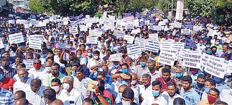 நூல் விலை உயர்வைக் கண்டித்து  -  பனியன் நிறுவனங்கள் அடையாள வேலைநிறுத்தம் :  திருப்பூரில் ரூ.205 கோடி பின்னலாடை வர்த்தகம் பாதிப்பு