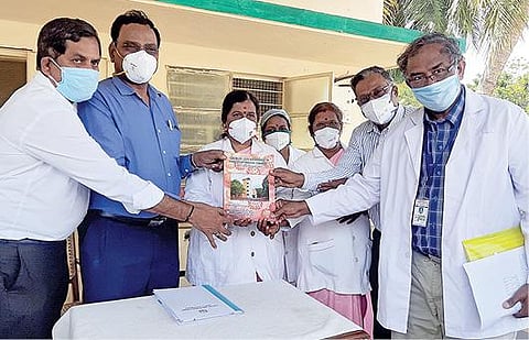 தஞ்சாவூர் மருத்துவக் கல்லூரி மருத்துவமனையில் நேற்று நடைபெற்ற நிகழ்ச்சி யில் முன்னாள் முதல்வர் (பொறுப்பு) எஸ்.மருததுரை எழுதிய நூலை மருத்துவக் கல்வி இயக்கக இயக்குநர் நாராயணபாபு (இடமிருந்து 2-வது) நேற்று வெளியிட, மருத்துவக் கல்லூரி முதல்வர் கோ.ரவிக்குமார் பெற்றுக்கொள்கிறார்.