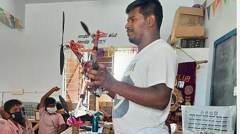 ஆளில்லா குட்டி விமானத்தை ஆர்வமாய் உருவாக்கிய நாரணாபுரம் அரசுப் பள்ளி மாணவர்கள்