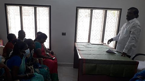 பண்ருட்டியில் மகளிர் அமைப்பினரிடம் வாக்கு சேகரிக்கும் தமிழக வாழ்வுரிமைக் கட்சித் தலைவர் தி.வேல்முருகன்.