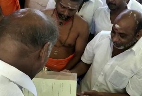 வேட்பு மனுவுக்கு பூஜை செய்துதந்த ரங்கசாமி.