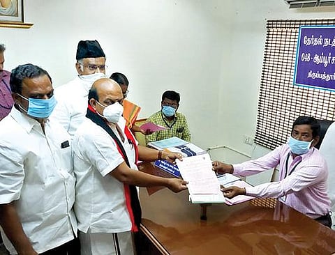 ஆம்பூர் திமுக வேட்பாளர் வில்வநாதன் நேற்று தேர்தல் நடத்தும் அலுவலர் கிருஷ்ண மூர்த்தியிடம் தனது வேட்புமனுவை தாக்கல் செய்தார்.