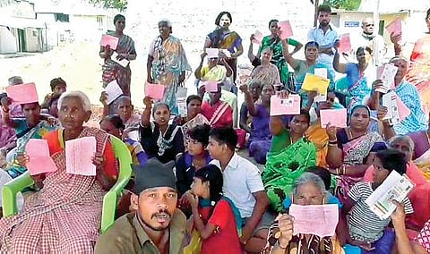 நாட்றாம்பள்ளியில் வீட்டு மனை பட்டா கேட்டு நேற்று தேர்தல் புறக்கணிப்புப் போராட்டத்தில் ஈடுபட்ட பொதுமக்கள்.