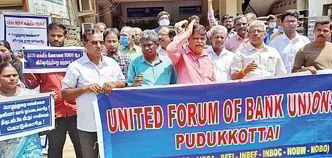 புதுக்கோட்டை அண்ணாசிலை அருகே மத்திய அரசை கண்டித்து நேற்று ஆர்ப்பாட்டத்தில் ஈடுபட்ட வங்கி ஊழியர்கள்.