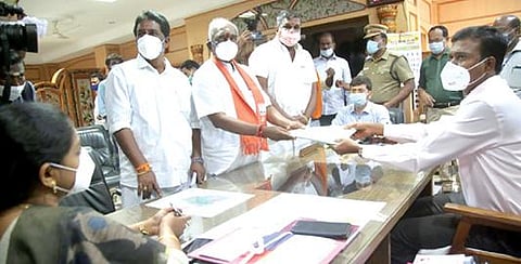 கன்னியாகுமரி மக்களவைத் தொகுதி இடைத்தேர்தலுக்கு பாஜக வேட்பாளர் பொன்ராதாகிருஷ்ணன் நேற்று நாகர்கோவிலில் மாவட்ட தேர்தல் அலுவலர் மா.அரவிந்திடம் வேட்புமனு தாக்கல் செய்தார்.