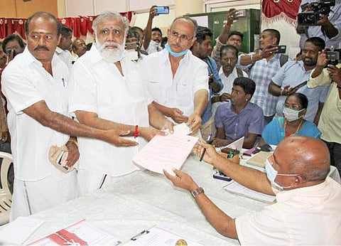 ஆத்தூர் தொகுதி தேர்தல் அலுவலரிடம் வேட்புமனு தாக்கல் செய்த திமுக மாநில துணைப்பொதுச்செயலாளர் ஐ.பெரியசாமி.