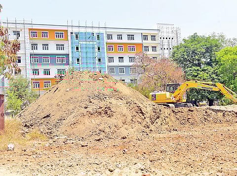 மதுரை மருத்துவக் கல்லூரி மைதானத்தில் குவிக்கப்பட்டுள்ள மண். படம்:எஸ்.கிருஷ்ணமூர்த்தி