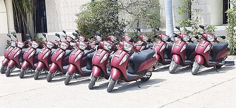 விழுப்புரம் மாவட்ட பெண்கள், குழந்தைகளுக்கு எதிரான குற்றத்தடுப்பு பிரிவுக்கென்று வழங்கப்பட்டுள்ள ‘பிங்க் பேட்ரோல்’ அமைப்புக்கு தரப்பட்டுள்ள ஸ்கூட்டர்கள்.