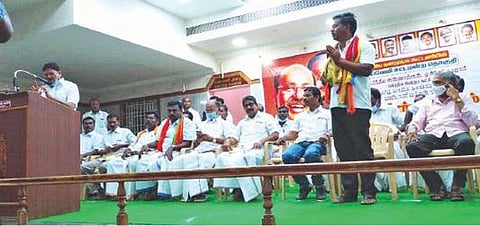 நெய்வேலியில் அதிமுக கூட்டணிக்கட்சிகள் செயல்வீரர்கள் கூட்டத்தில் பாமக வேட்பாளர் ஜெகனை அறிமுகப்படுத்தி அமைச்சர் எம்சி சம்பத் பேசினார்.