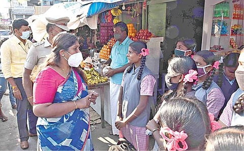 தருமபுரி மாவட்டம் பாலக்கோடு பேருந்து நிலைய பகுதியில் முகக் கவசம் இன்றி நடமாடிய மாணவியருக்கு அறிவுரை வழங்கிய ஆட்சியர் கார்த்திகா.