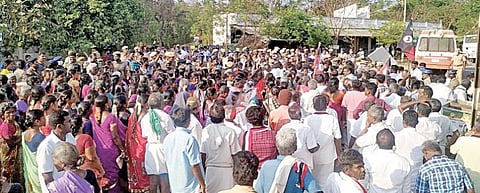 புதுக்கோட்டை மாவட்டம் ஆலங்குடி தொகுதி அதிமுக வேட்பாளரை மாற்றக் கோரி பனங்குளத்தில் நேற்று சாலை மறியலில் ஈடுபட்ட அதிமுகவினர்.