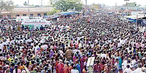 புதுக்கோட்டை மாவட்டம் விராலிமலையில் நேற்று நடைபெற்ற தேர்தல் பிரச்சாரத்தில் பேசுகிறார் முதல்வர் பழனிசாமி.