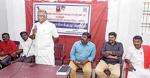 தஞ்சாவூரில் நேற்று நடைபெற்ற அனைத்திந்திய இளைஞர் பெருமன்ற மாநில நிர்வாக குழுக் கூட்டத்தில் பேசுகிறார் இந்திய கம்யூனிஸ்ட் கட்சியின் மாநிலச் செயலாளர் இரா.முத்தரசன்.