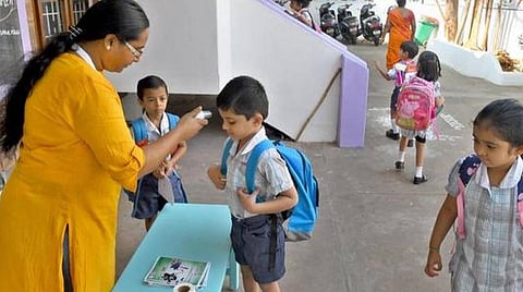 கரோனா பாதுகாப்பு வழிமுறைகளை பள்ளிகள் கடைபிடிக்க உத்தரவு