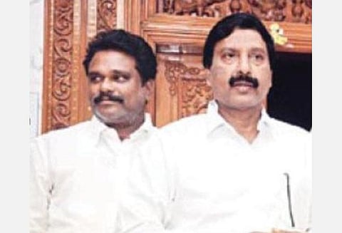 அதிமுக சார்பாக போட்டியிடும் அண்ணன்- தம்பி.