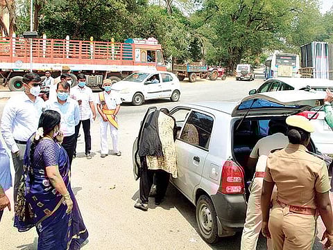 போளூர் அடுத்த வசூர் கூட்டுச்சாலையில் வாகன தணிக்கையை நேற்று ஆய்வு செய்த  திருவண்ணாமலை மாவட்ட ஆட்சியர் சந்தீப் நந்தூரி.