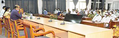 வேலூர் மாவட்ட ஆட்சியர் அலுவலகத்தில் நடைபெற்ற ஆலோசனைக்கூட்டத்தில் பேசும் ஆட்சியர் சண்முகசுந்தரம்.