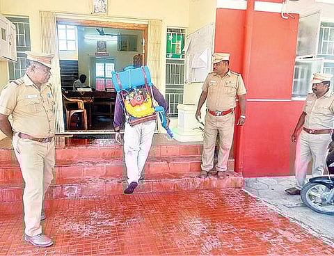 ராணிப்பேட்டை மாவட்டத்தில் உள்ள காவல் நிலையத்தில் கிருமி நாசினி தெளிக்கும் பணியில் ஈடுபட்ட தூய்மைப்பணியாளர்.