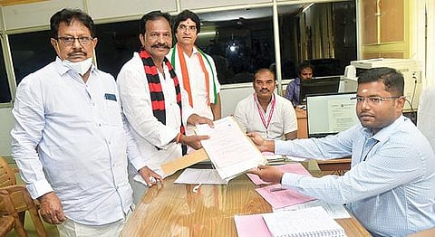 சட்டப்பேரவை தேர்தலில், வேலூர் தொகுதியில் போட்டியிடும் திமுக வேட்பாளர் கார்த்திகேயன் வேலூர் வட்டாட்சியர் அலுவலகத்தில் தேர்தல் நடத்தும் அலுவலர் கணேஷிடம் நேற்று வேட்புமனு தாக்கல் செய்தார். படம்: வி.எம்.மணிநாதன்.