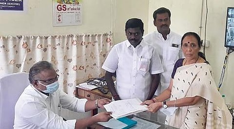 சங்கரன்கோவில் தொகுதி அதிமுக வேட்பாளர் அமைச்சர் வி.எம்.ராஜலெட்சுமி வேட்புமனு தாக்கல் செய்தார். (அடுத்த படம்) ஆலங்குளம் தொகுதி திமுக வேட்பாளர் பூங்கோதை ஆலடி அருணா வேட்புமனு தாக்கல் செய்தார்.