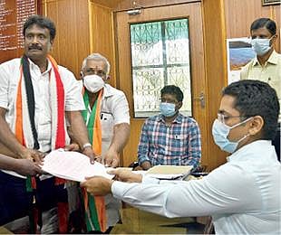 திருச்செந்தூர் தொகுதி திமுக வேட்பாளர் அனிதா ஆர்.ராதாகிருஷ்ணன் வேட்புமனு  தாக்கல் செய்தார். (அடுத்த படம்) தூத்துக்குடி தொகுதி திமுக வேட்பாளர் பெ.கீதாஜீவன் வேட்புமனு தாக்கல் செய்தார். உடன் கனிமொழி எம்பி.