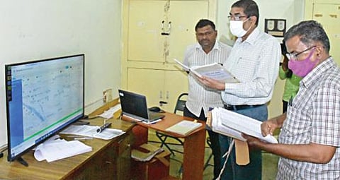 நாமக்கல் மாவட்ட ஆட்சியர் அலுவலகத்தில் உள்ள தேர்தல் கட்டுப்பாட்டு அறையில் மேற்கொள்ளப்படும் பணியை நாமக்கல் மாவட்ட ஆட்சியர் கா. மெகராஜ் ஆய்வு செய்தார்.