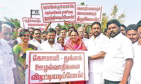 அதிமுக அரசு, செல்லூர் ராஜூவுக்கு எதிரான வாசகங்களுடன்   ‘தெர்மோகோல்’ அட்டைகளை ஏந்தியபடி  வேட்பு மனுத் தாக்கலுக்கு வந்த மதுரை மேற்குத் தொகுதி திமுக வேட்பாளர் சின்னம்மாள். படம்: எஸ்.கிருஷ்ணமூர்த்தி