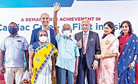 சென்னை அப்போலோ மருத்துவமனையில் மிட்ராகிளிப் சிகிச்சையை வெற்றிகர மாக செய்து கொண்டவர்களுடன் அப்போலோ மருத்துவமனை குழும தலைவர் பிரதாப் சி.ரெட்டி, இதய சிகிச்சை நிபுணர் டாக்டர் சாய் சதீஷ், அப்போலோ மருத்துவமனை குழும துணைத் தலைவர் பிரீதா ரெட்டி, நிர்வாக இயக்குநர் சுனிதா ரெட்டி.